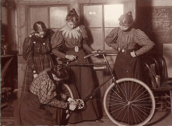 Frauen bei der Fahrradreparatur